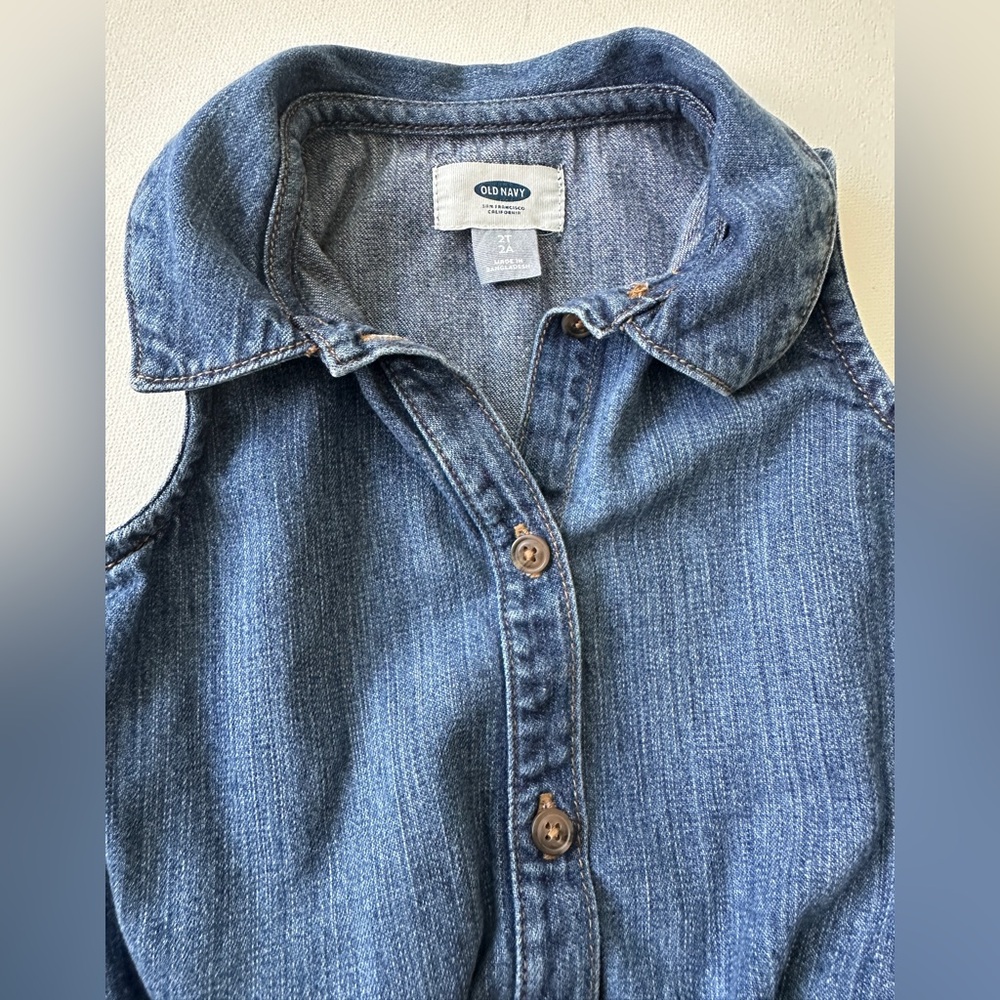Old Navy girl’s Sleeveless Denim Top. Size 2T. - Picture 4 of 5